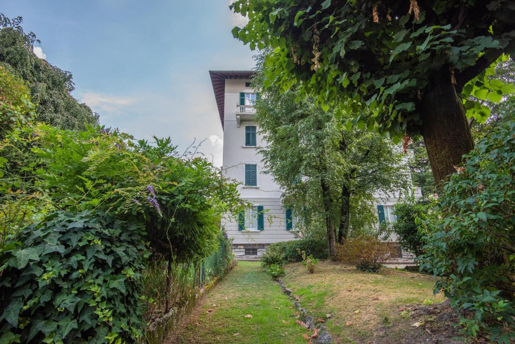West Park Suite With Parking By Holiday Solutions Комо Экстерьер фото